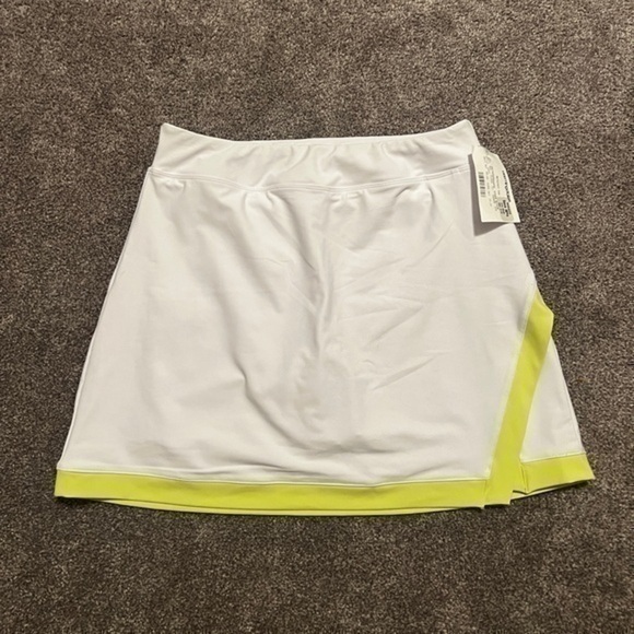 Aqua Dresses & Skirts - NWT Aqua Athletic White Skirt W/Built-in Shorts Size Medium